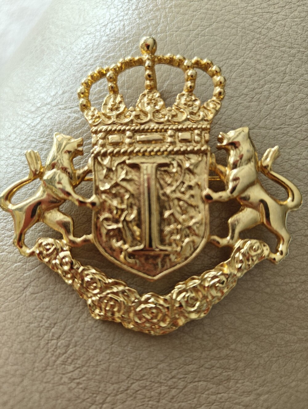 Vintage gold-tone Ivana Trump brooch / Pin
